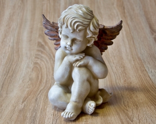 Keramický anjel sediaci